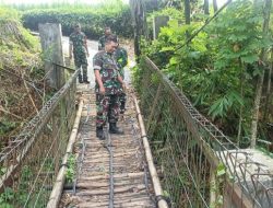 Babinsa Koramil 01 Bondowoso Dampingi Tim Zidam Cek Jembatan untuk Jamin Keamanan Warga di Sukowiryo