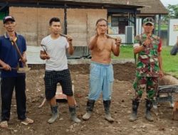 Wujudkan Ketahanan Kesehatan, Pemerintah Desa Petung Dibantu Babinsa Bangun Taman TOGA