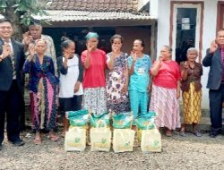 Atasi Kemiskinan Ekstrem, Pemkab Bondowoso Salurkan Bantuan Sembako ke 10 Keluarga Desil 1 di Desa Trebungan