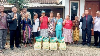 Atasi Kemiskinan Ekstrem, Pemkab Bondowoso Salurkan Bantuan Sembako ke 10 Keluarga Desil 1 di Desa Trebungan