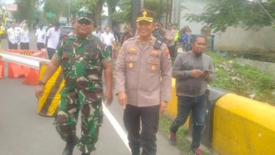 Danramil 01 Bondowoso Kawal Kunker Wagub Jatim Tinjau Jembatan Longsor di Kelurahan Nangkaan