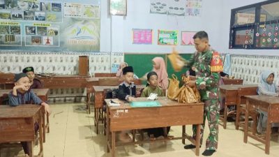 Bulan Ramadan, Babinsa dan SPPG Penambangan Wujudkan Generasi Sehat Lewat Paket Makanan Kering Untuk Ratusan Siswa