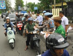 Sat Samapta dan Sie Propam Polres Bondowoso Bagikan Ratusan Takjil kepada Masyarakat