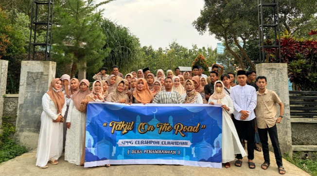Momen Haru di Penambangan, SPPG Curahpoh Curahdami 01 Gelar “Takjil On the Road” Kepada Para Pengguna Jalan