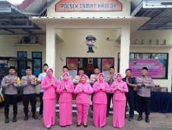 Peduli Sesama di Ramadan, Polsek Taman Krocok & Bhayangkari Salurkan Zakat Fitrah serta Ratusan Takjil untuk Warga