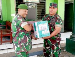 Wujud Kepedulian Pimpinan, Danramil 0822/01 Bondowoso Bagikan Bingkisan Parsel Usai Apel Pagi