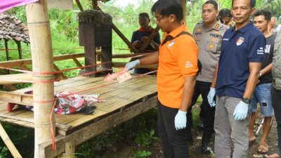 Geger! Jasad Bayi Perempuan dalam Kantong Kresek Ditemukan Warga di Saung Pinggir Jalan Desa Bandelan Binakal