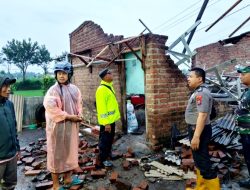 Angin Kencang Rusak 15 Rumah di Jambesari, Bersama Tim Gabungan Babinsa Sigap Bantu Warga