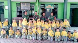 Kunjungan Edukatif, Puluhan Anak PAUD dan TK Mutiara Hati Bondowoso Belajar Kedisiplinan di Koramil 0822/01
