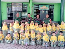 Kunjungan Edukatif, Puluhan Anak PAUD dan TK Mutiara Hati Bondowoso Belajar Kedisiplinan di Koramil 0822/01