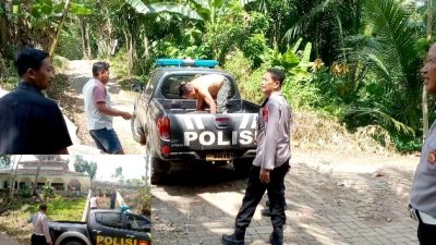 Kapolsek Tegalampel dan Anggota Turun Langsung Beri Bantuan Material Renovasi Masjid di Dusun Jabun Klabang