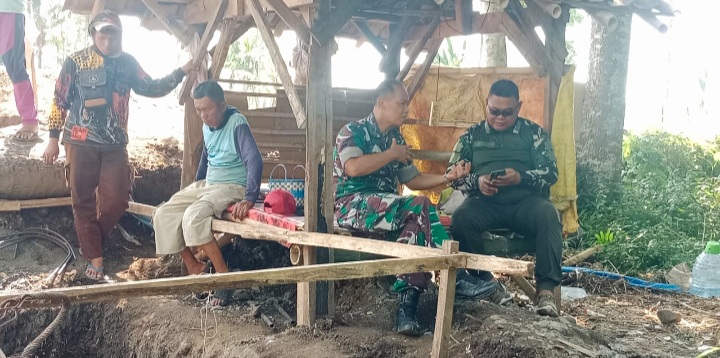 Danramil 0822/01 Bondowoso Pimpin Langsung Pengecekan Jembatan Gantung dan Lahan Pangan di Desa Sukowiryo