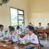 Tak Lepas dari Kawalan Babinsa, SPPG Curahpoh Salurkan Ratusan Porsi Makan Bergizi ke SDN Curahpoh 01