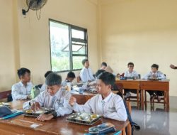 Tak Lepas dari Kawalan Babinsa, SPPG Curahpoh Salurkan Ratusan Porsi Makan Bergizi ke SDN Curahpoh 01