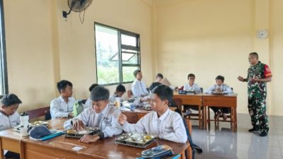 Tak Lepas dari Kawalan Babinsa, SPPG Curahpoh Salurkan Ratusan Porsi Makan Bergizi ke SDN Curahpoh 01