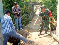 Danramil 0822/01 Bondowoso Kawal Ketat Pengecoran Pondasi Jembatan Perintis Garuda di Desa Sukowiryo