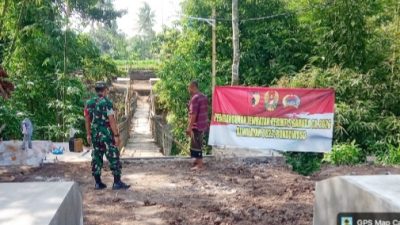 Babinsa Koramil 0822/01 Bondowoso Pastikan Tahapan Cakar Ayam hingga Plendes Jembatan Garuda di Sukowiryo Berjalan Rapi