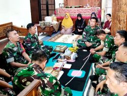 Danramil 0822/01 Bondowoso Bersama Anggota Takziah ke Rumah Duka Almarhumah Ibu Serka Sarjono