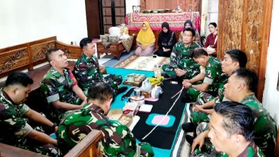 Danramil 0822/01 Bondowoso Bersama Anggota Takziah ke Rumah Duka Almarhumah Ibu Serka Sarjono