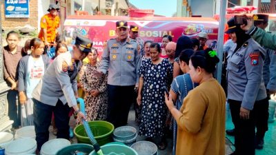 Hut Bhayangkara ke 80: Kapolres Bondowoso Turun Langsung Bantu Warga Kekeringan, Polsek Tegalampel Siaga Penuh
