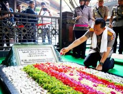 Jelang Hari Bhayangkara, Kapolri Ziarah ke Makam Gus Dur