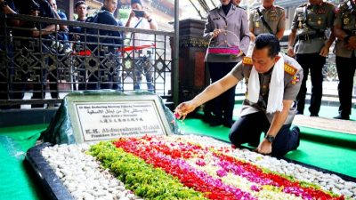 Jelang Hari Bhayangkara, Kapolri Ziarah ke Makam Gus Dur
