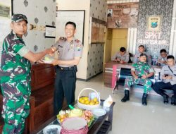 Tumpeng Kuning dan Salaman Erat: Bukti Nyata Kedekatan TNI-Polri Tegalampel di Usia Polri ke-80