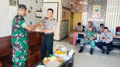 Tumpeng Kuning dan Salaman Erat: Bukti Nyata Kedekatan TNI-Polri Tegalampel di Usia Polri ke-80