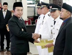 Rhizal Hidayat Resmi Gantikan Imam Mursalin sebagai Lurah Sekarputih, Bupati: “Ini Penyegaran Biasa”
