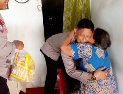 Tak Sekadar Sembako: Senyum Hangat Kapolsek Tegalampel yang Membuat Lansia Sepi di Karang Anyar Kembali Merasa ‘Dipunyai'”