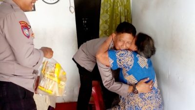 Tak Sekadar Sembako: Senyum Hangat Kapolsek Tegalampel yang Membuat Lansia Sepi di Karang Anyar Kembali Merasa ‘Dipunyai'”