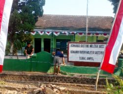 Semarak HUT RI ke-81, Koramil 0822/03 Tegalampel Percantik Kantor dengan Karya Bakti