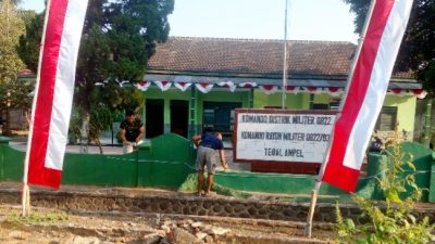 Semarak HUT RI ke-81, Koramil 0822/03 Tegalampel Percantik Kantor dengan Karya Bakti
