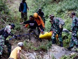 Bertaruh Nyawa di Medan Ekstrem, Prajurit Kodim 0822 Pikul Tandu Jenazah dari Dasar Jurang Gunung Piramid