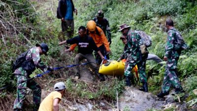 Bertaruh Nyawa di Medan Ekstrem, Prajurit Kodim 0822 Pikul Tandu Jenazah dari Dasar Jurang Gunung Piramid