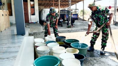Siaga Kekeringan! Serma Basuki dan Serka Nanang Kosim Babinsa 03 Tegalampel Bantu Penyaluran Air Bersih untuk Warga Desa Purnama