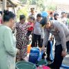 Polres Bondowoso Pasok Air Bersih untuk Warga Terdampak Kekeringan di Desa Kemuningan