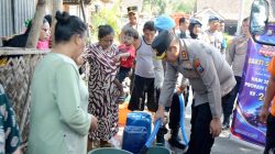 Polres Bondowoso Pasok Air Bersih untuk Warga Terdampak Kekeringan di Desa Kemuningan