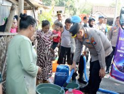Polres Bondowoso Pasok Air Bersih untuk Warga Terdampak Kekeringan di Desa Kemuningan