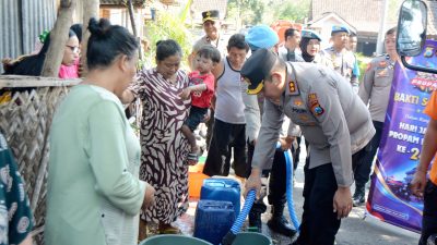 Polres Bondowoso Pasok Air Bersih untuk Warga Terdampak Kekeringan di Desa Kemuningan