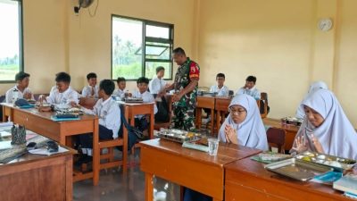 Babinsa Serka Narto Bersinergi dengan SPPG Curahpoh, Pastikan MBG Tepat Sasaran dan Aman bagi Pelajar SMP IT Insan Cemerlang