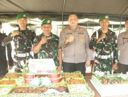 Simbol Persaudaraan TNI-Polri, Kapolres Bondowoso Beri Kejutan Tumpeng dan Kue Tart di HUT TNI ke-81