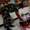 Dukung Generasi Sehat, Babinsa Penambangan Kawal Program Makan Bergizi Gratis Dari SPPG Curahpoh