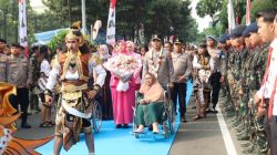 Pedang Pora, Jaranan, hingga Sungkem ke Ibu: Irjen Pol Dekananto Resmi Jabat Kapolda Jatim