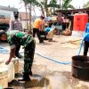 Atasi Kesulitan Air Bersih, Babinsa Serka Nanang Dampingi Dropping Air di Desa Purnama Tegalampel