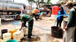 Atasi Kesulitan Air Bersih, Babinsa Serka Nanang Dampingi Dropping Air di Desa Purnama Tegalampel