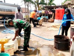 Atasi Kesulitan Air Bersih, Babinsa Serka Nanang Dampingi Dropping Air di Desa Purnama Tegalampel