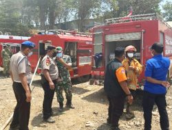 9 Armada Damkar hingga Excavator Dikerahkan dalam Operasi Dua Shift, Guna Padamkan Api di TPA Taman Krocok